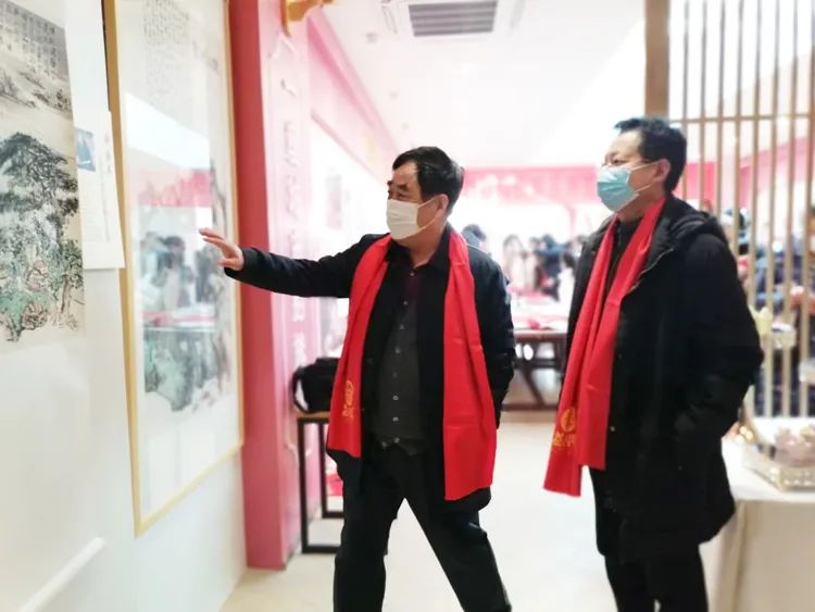 濟(jì)南市非物質(zhì)文化遺產(chǎn)保護(hù)協(xié)會(huì)會(huì)長(zhǎng)、濟(jì)南益康總公司黨委書記、董事長(zhǎng)王忠本參觀欣賞