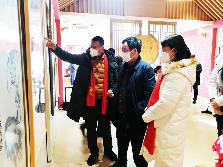 濟(jì)南市非物質(zhì)文化遺產(chǎn)保護(hù)協(xié)會(huì)會(huì)長(zhǎng)、濟(jì)南益康總公司黨委書記、董事長(zhǎng)王忠本參觀欣賞