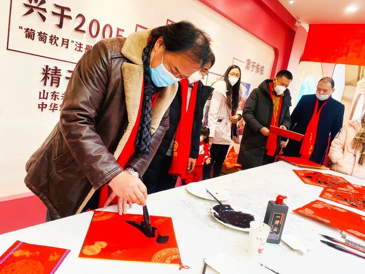 書畫藝術(shù)家揮毫獻(xiàn)寶