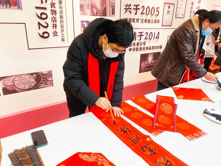 書畫藝術(shù)家揮毫獻(xiàn)寶