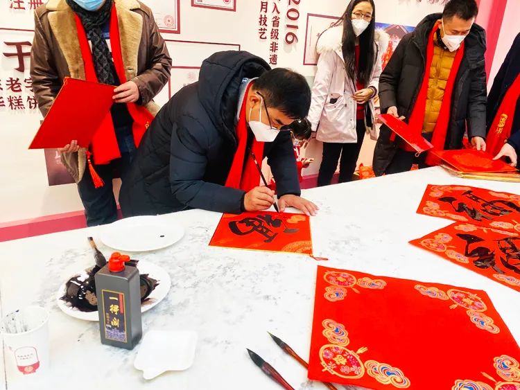 書畫藝術(shù)家揮毫獻(xiàn)寶