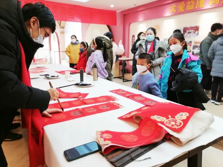 書畫藝術(shù)家揮毫獻(xiàn)寶