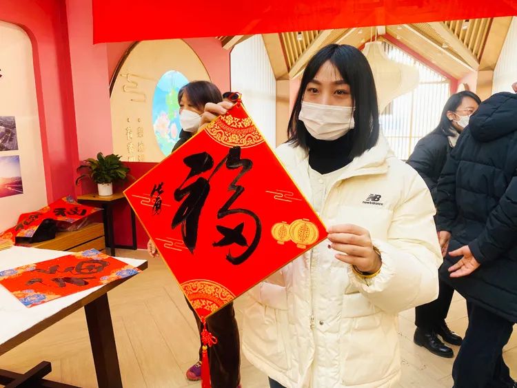 參觀者收到藝術(shù)家們現(xiàn)場(chǎng)送上的&ldquo;福&rdquo;字年禮