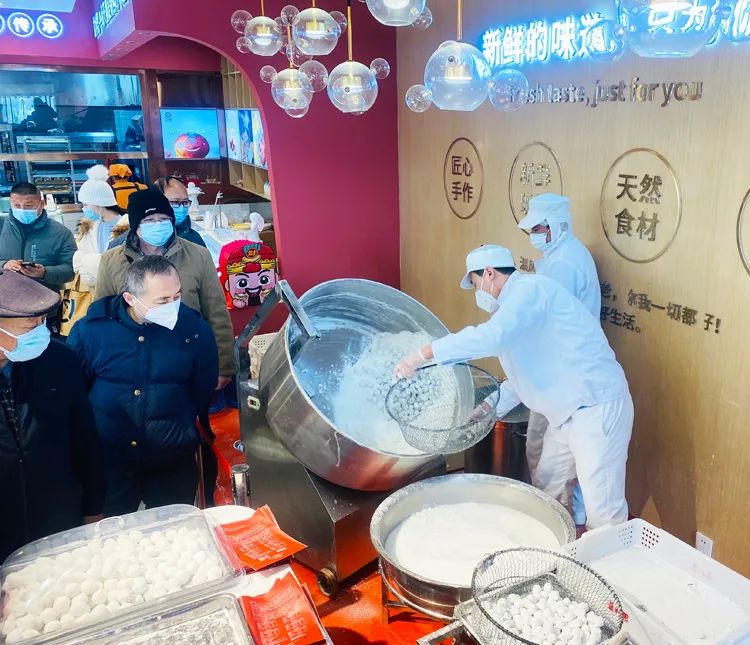 元宵現(xiàn)&ldquo;滾&rdquo;現(xiàn)賣(mài)