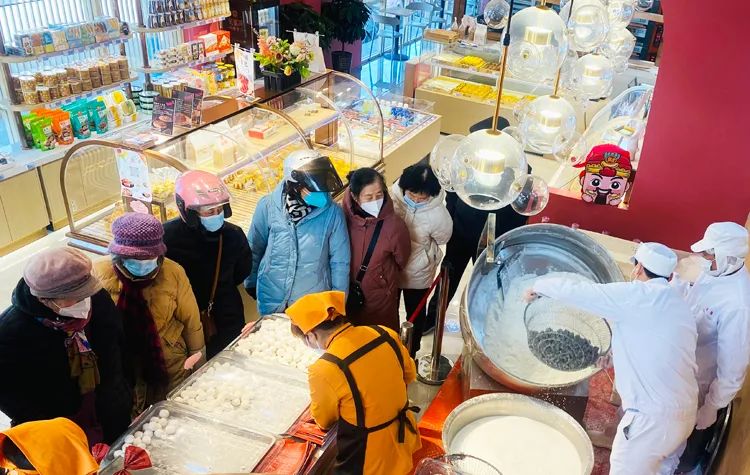 元宵現(xiàn)&ldquo;滾&rdquo;現(xiàn)賣(mài)