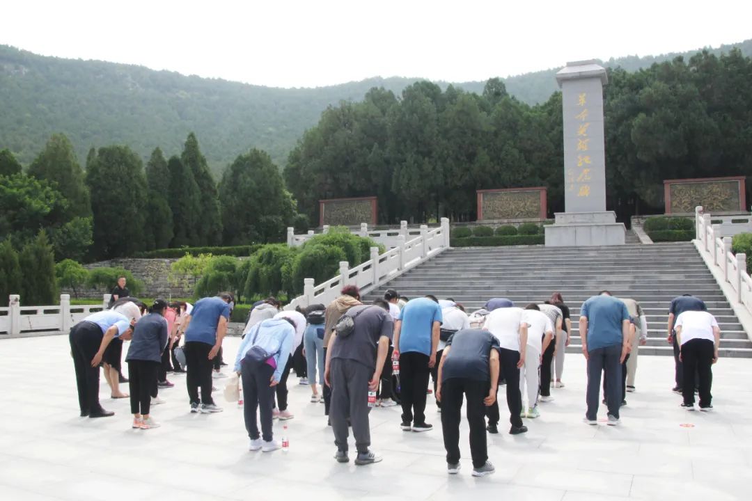 全體黨員在革命英雄紀念碑前三鞠躬