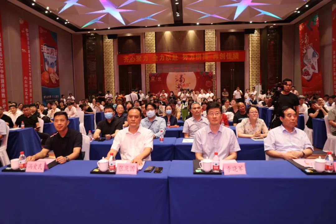 領(lǐng)導(dǎo)與嘉賓齊聚一堂，共同見證益康月餅開爐