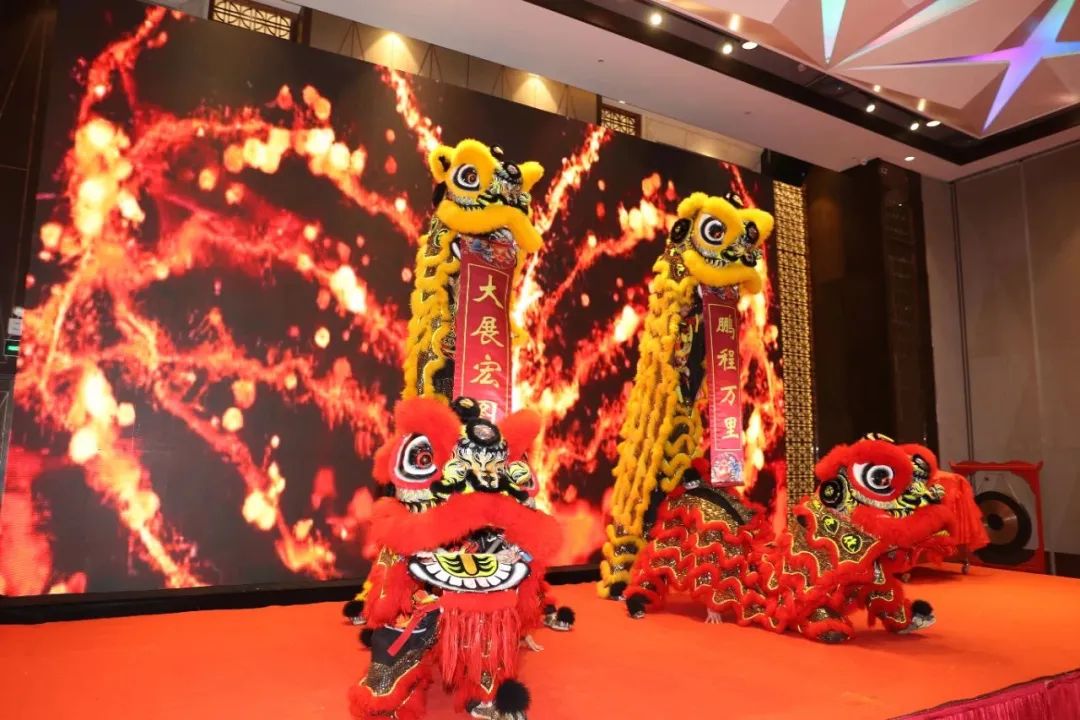 中共天橋區(qū)委副書記、區(qū)長張慶國與濟(jì)南益康總公司黨委書記、董事長王忠本共同為舞獅點(diǎn)睛