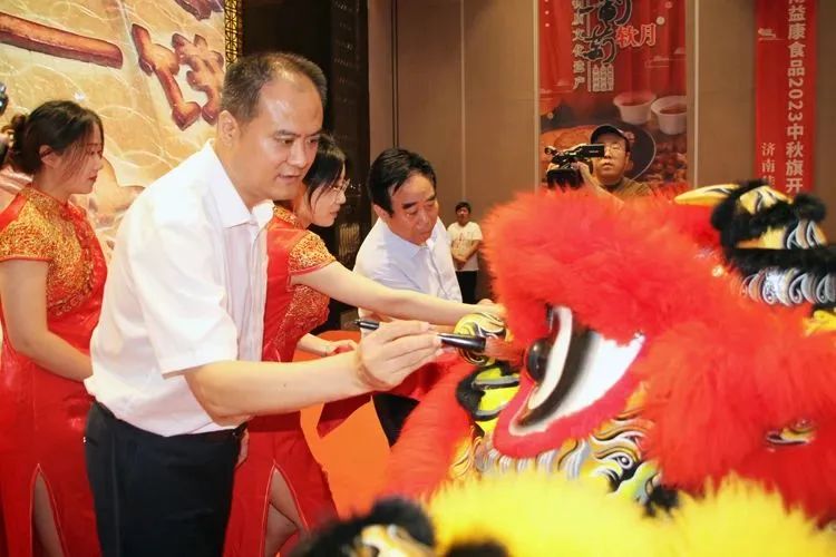 中共天橋區(qū)委副書記、區(qū)長張慶國與濟(jì)南益康總公司黨委書記、董事長王忠本共同為舞獅點(diǎn)睛