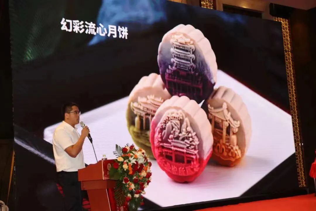 益康銷售經(jīng)理夏強(qiáng)榮介紹新品月餅