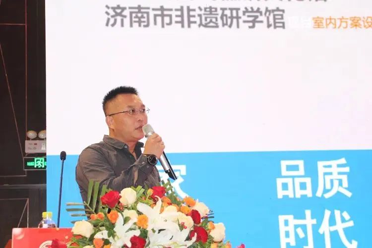 清華大學(xué)美術(shù)學(xué)院環(huán)境建設(shè)藝術(shù)咨詢研究所設(shè)計(jì)總監(jiān)徐剛介紹山東省魯式糕餅體驗(yàn)館項(xiàng)目