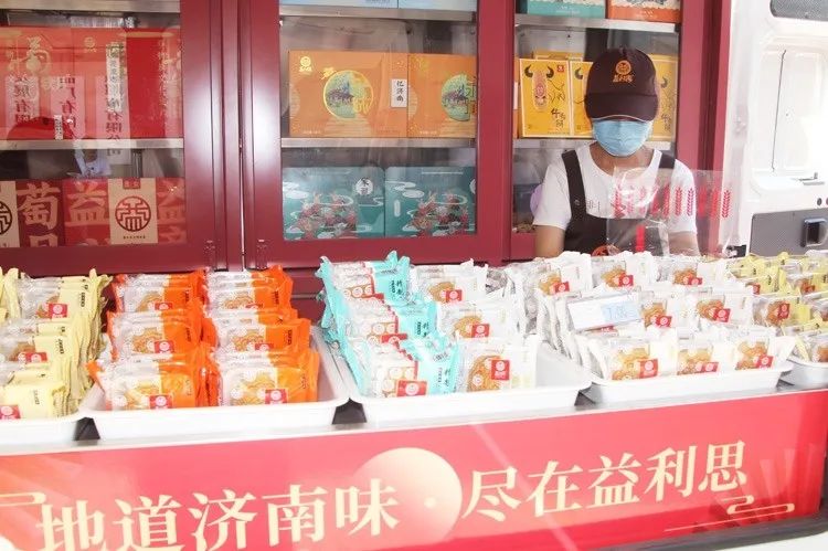 整潔明亮的食品展柜