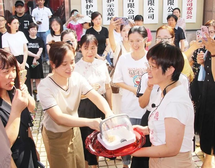 市民群眾爭(zhēng)相品嘗新鮮月餅