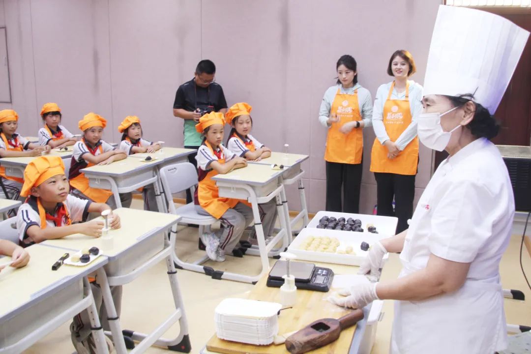 省級非物質(zhì)文化遺產(chǎn)&mdash;&mdash;葡萄軟月制作技藝第五代傳承人、濟南市益康食品廠有限公司技術(shù)總監(jiān)徐傳愛現(xiàn)場教授孩子們制作月餅