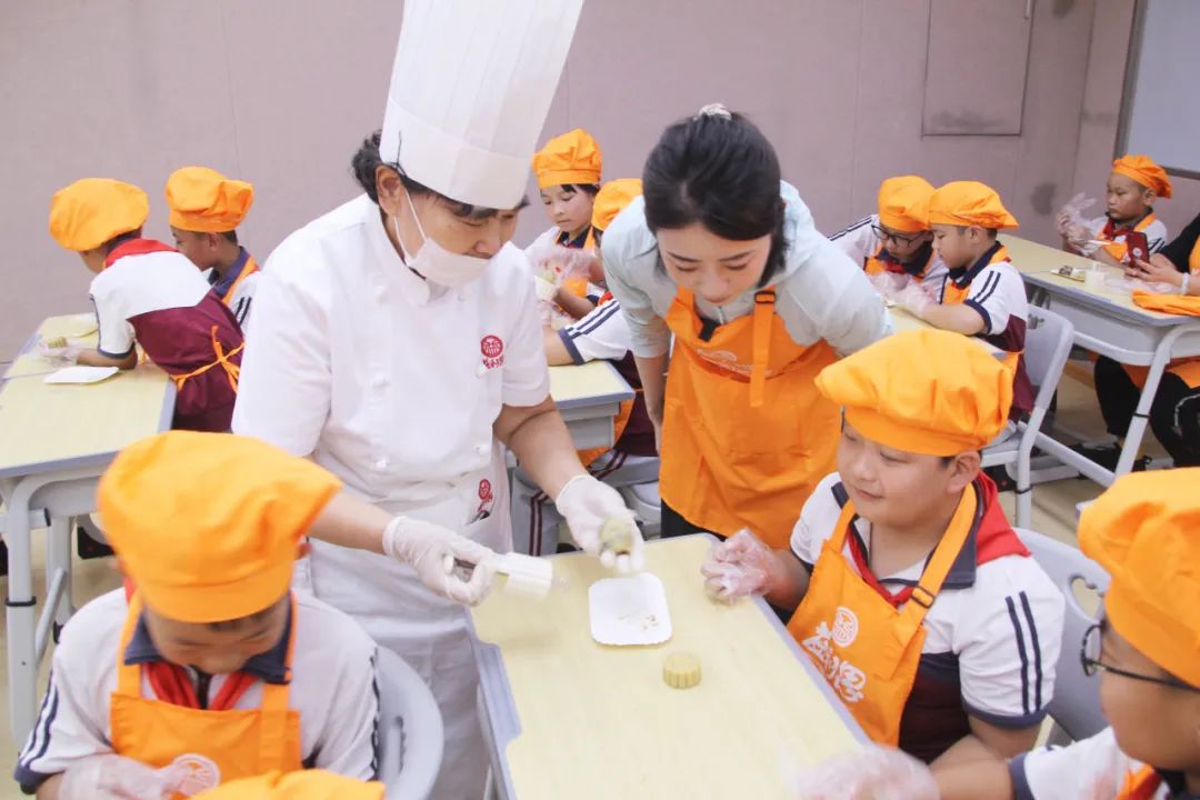 徐傳愛老師悉心指導(dǎo)孩子們制作&ldquo;葡萄軟月&rdquo;月餅