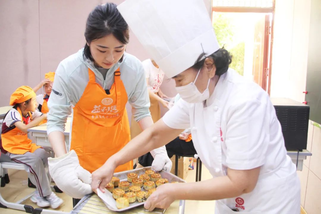 新鮮烤制的&ldquo;葡萄軟月&rdquo;月餅出爐啦