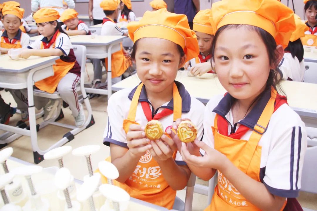 品嘗著自己制作的月餅，味道格外香甜