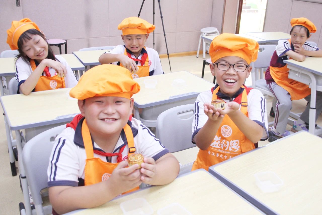 品嘗著自己制作的月餅，味道格外香甜