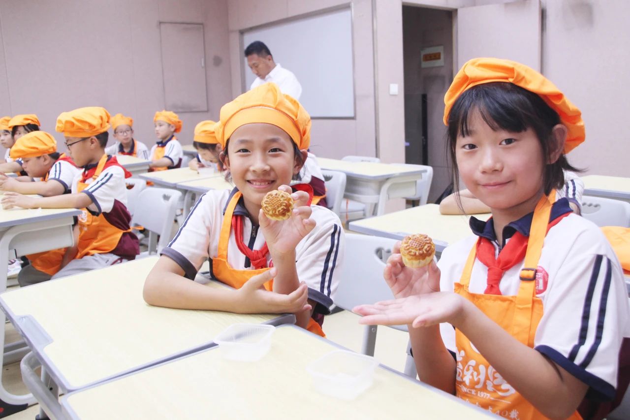 品嘗著自己制作的月餅，味道格外香甜