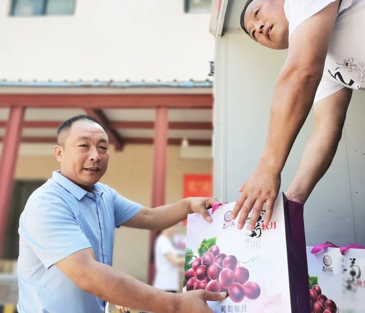 “葡萄軟月”月餅集結(jié)裝車 “葡萄軟月”月餅集結(jié)裝車