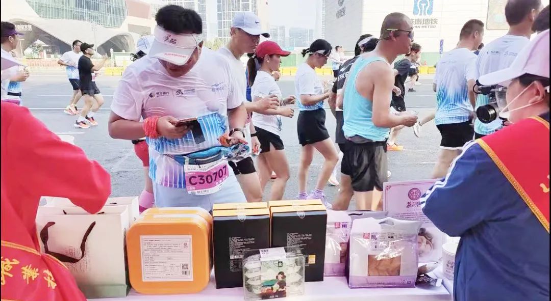 跑友對(duì)"泉城素餅”贊不絕口 跑友對(duì)"泉城素餅”贊不絕口