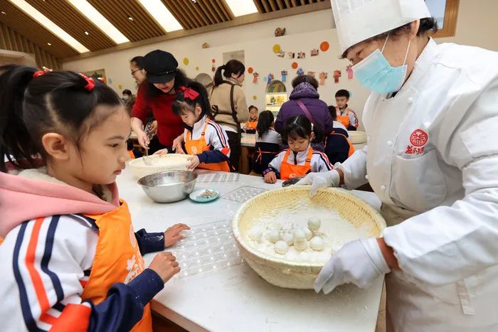 ▲益康食品技術(shù)總監(jiān)徐傳愛現(xiàn)場(chǎng)教學(xué)