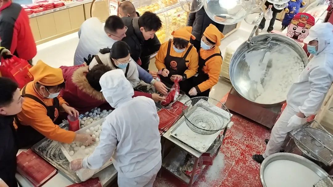 ▲“益利思”元宵火爆銷售現(xiàn)場(chǎng) ▲“益利思”元宵火爆銷售現(xiàn)場(chǎng)