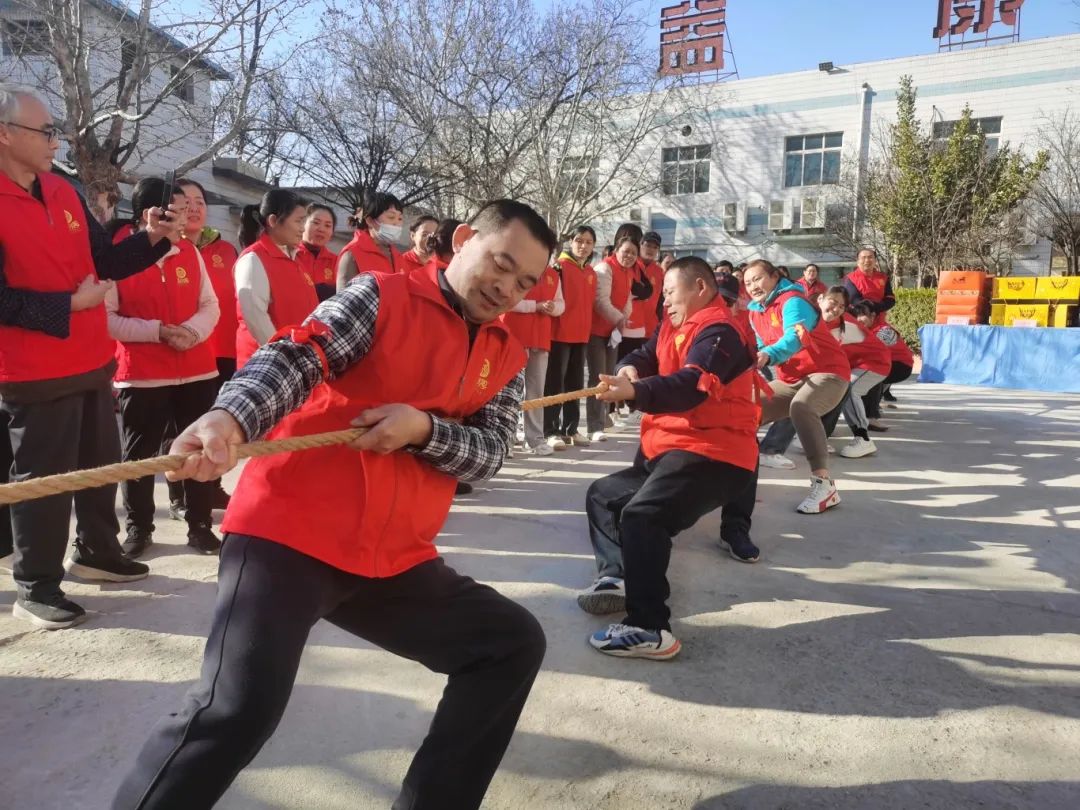 激烈拔河 激烈拔河