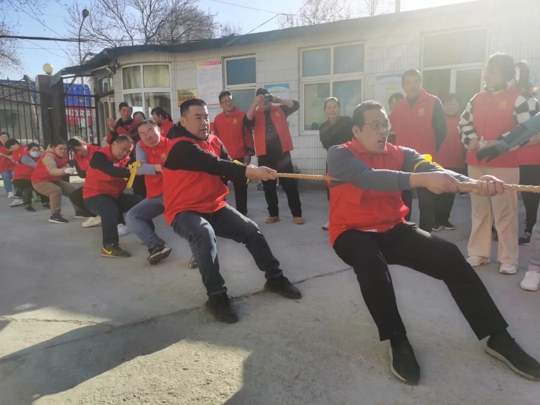 激烈拔河 激烈拔河