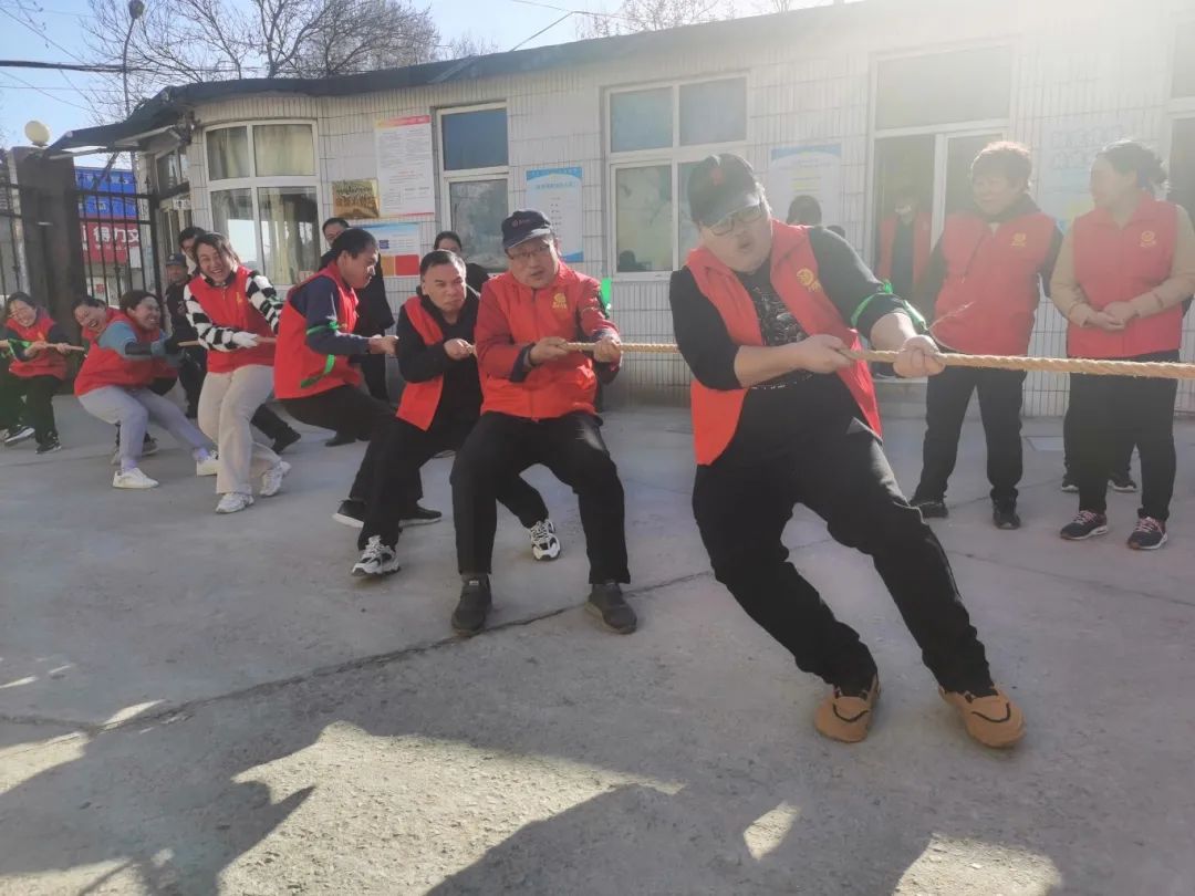 激烈拔河 激烈拔河