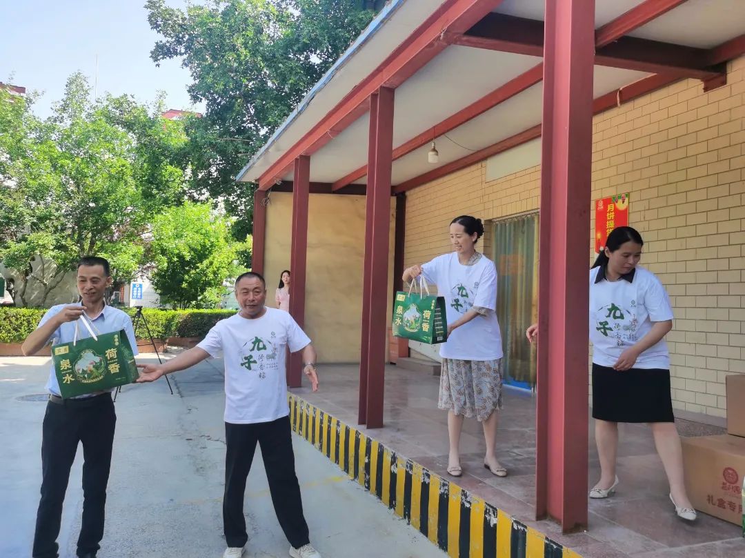 滿載著“益康人”深情厚誼與甜蜜祝福的禮物正在集結(jié)裝車 滿載著“益康人”深情厚誼與甜蜜祝福的禮物正在集結(jié)裝車