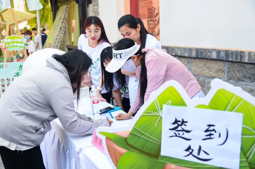 現(xiàn)場(chǎng)觀眾了解品鑒&ldquo;九子荷香&rdquo;粽