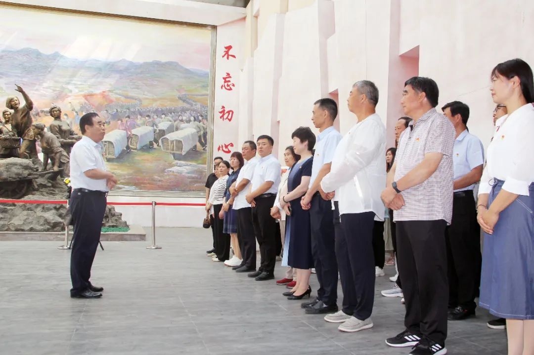 濟(jì)南益康總公司黨委書(shū)記王忠本給益康全體黨員上黨課