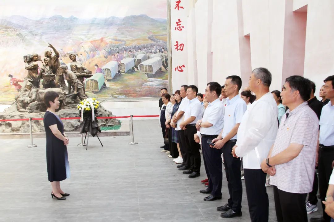 原濟(jì)南市天橋區(qū)委組織部常務(wù)副部長(zhǎng)劉清  給益康全體黨員上黨課