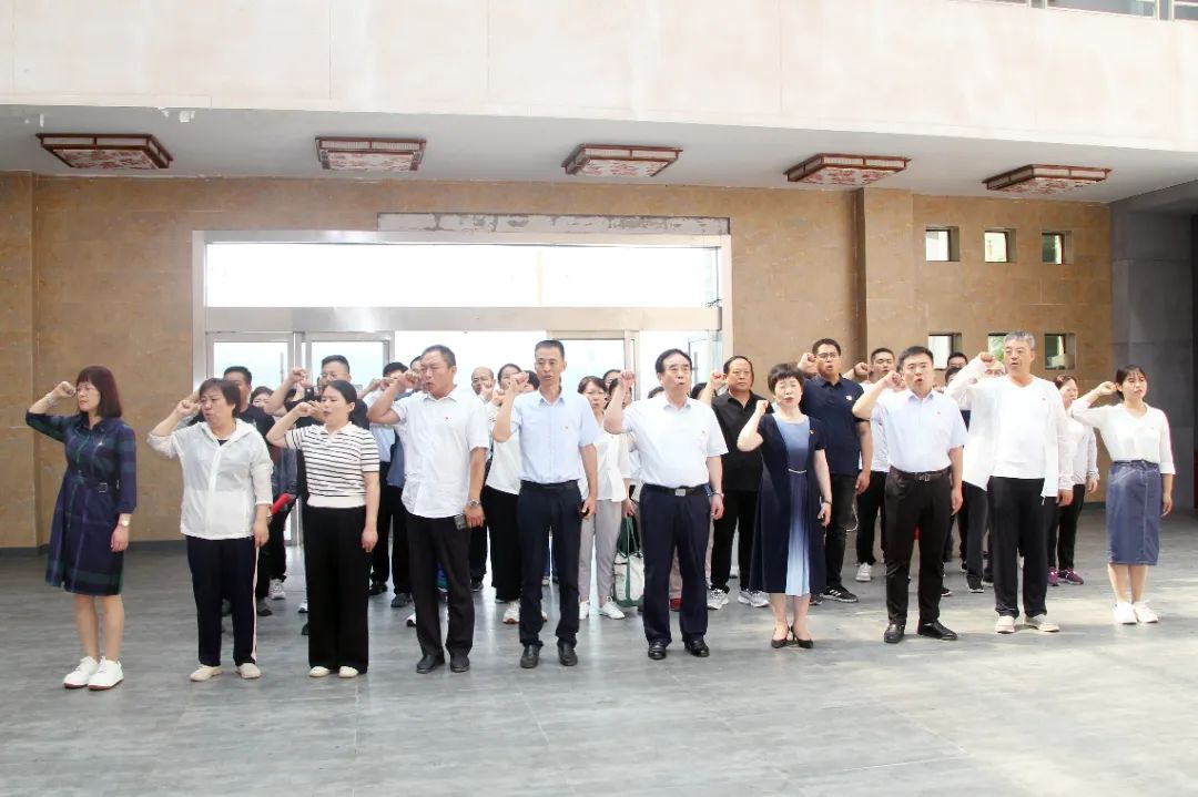 濟(jì)南益康總公司全體黨員重溫入黨誓詞