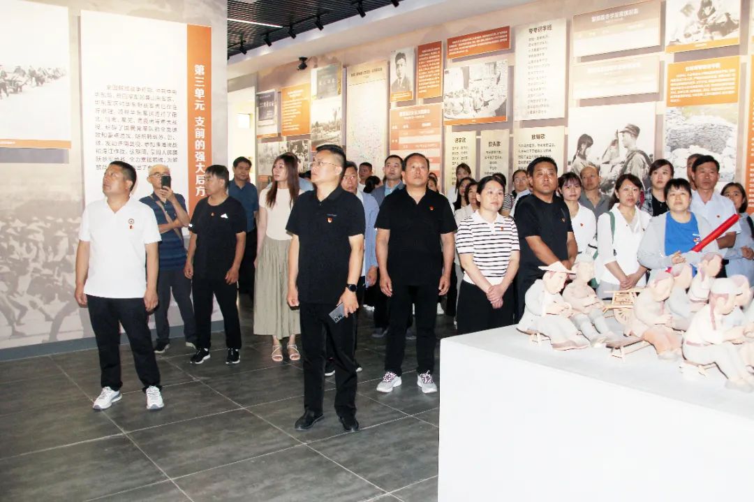 益康全體黨員參觀紀(jì)念館