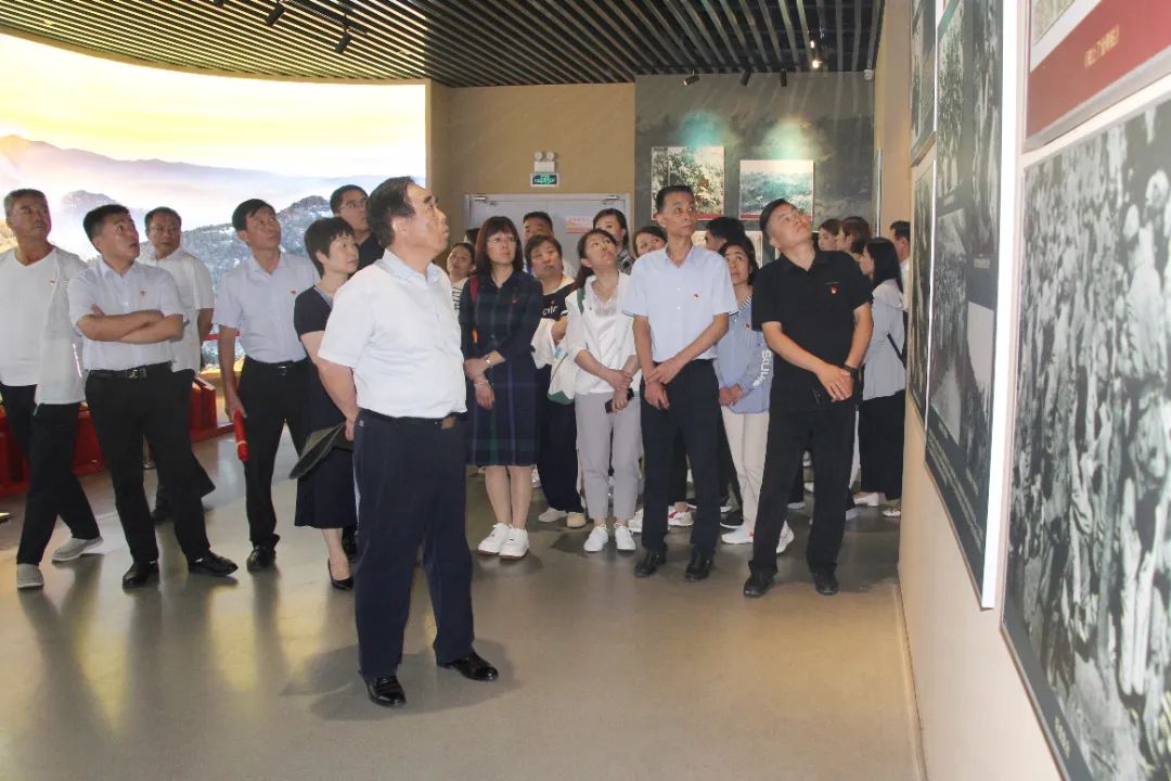 益康全體黨員參觀紀(jì)念館