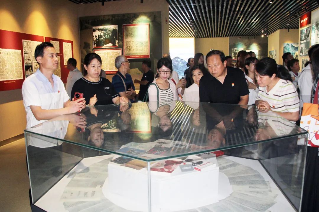 益康全體黨員參觀紀(jì)念館