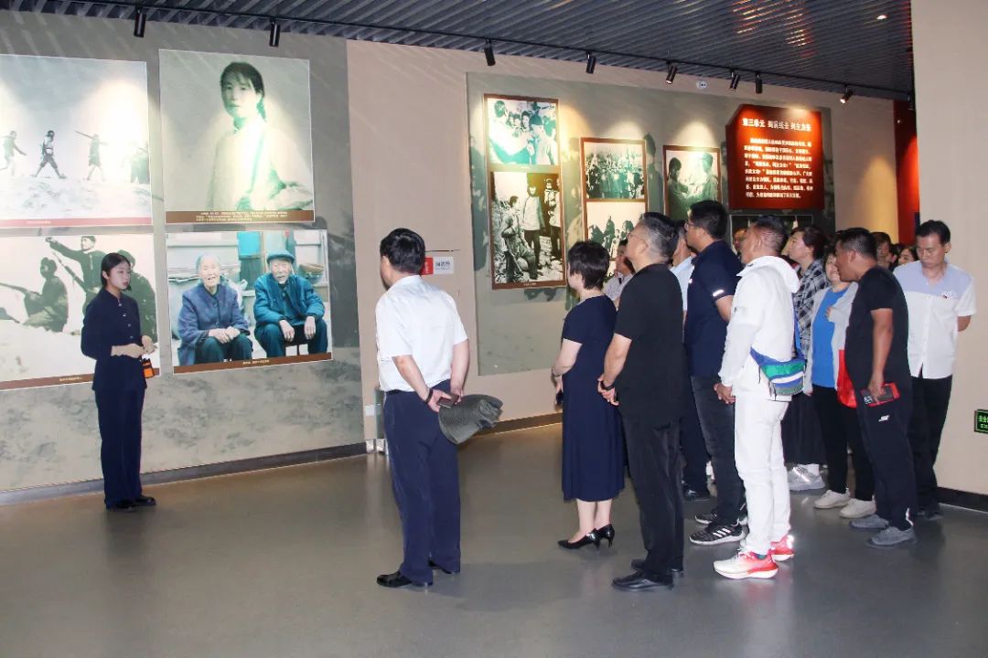 益康全體黨員參觀紀(jì)念館