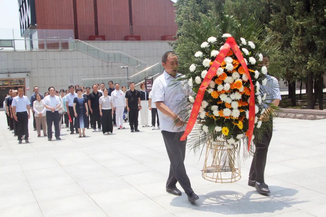 濟(jì)南益康總公司黨委向粟裕將軍墓碑敬獻(xiàn)花籃
