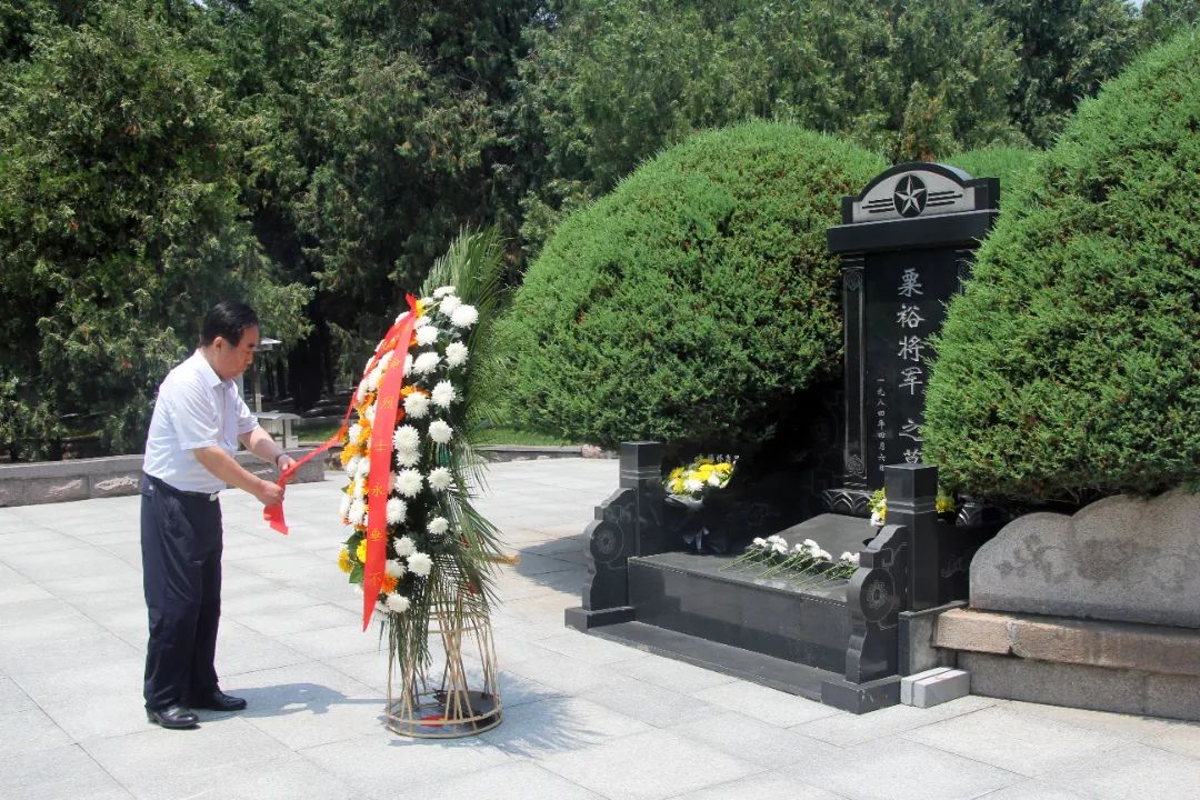  濟(jì)南益康總公司黨委書(shū)記王忠本整理鮮花緞帶