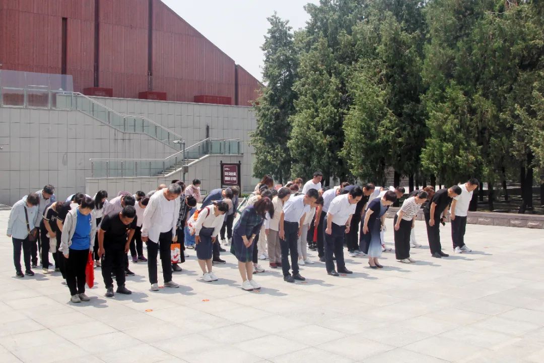 濟(jì)南益康全體黨員在革命英雄紀(jì)念碑前三鞠躬