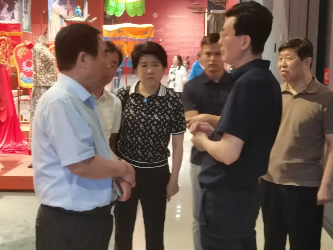 參觀絲綢非遺作品