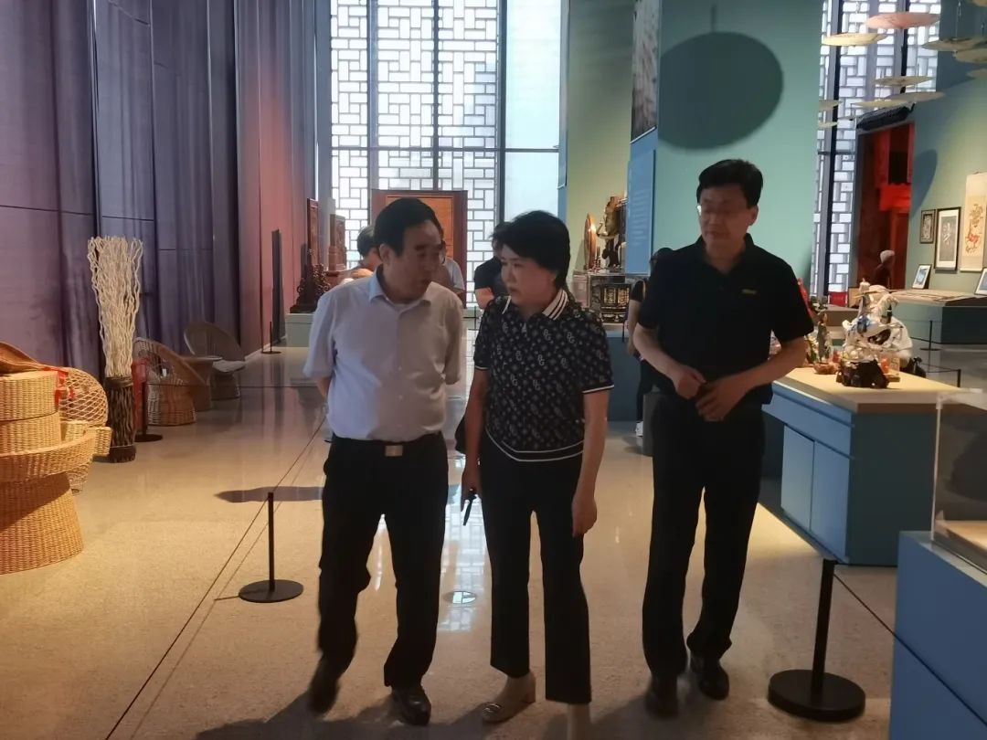 濟南市非物質(zhì)文化遺產(chǎn)保護協(xié)會會長、濟南益康總公司黨委書記董事長王忠本與中國非物質(zhì)文化遺產(chǎn)館研究館員常會學親切交流