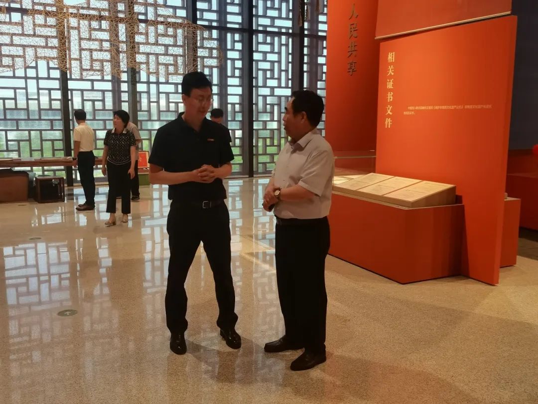 濟南市非物質(zhì)文化遺產(chǎn)保護協(xié)會會長、濟南益康總公司黨委書記董事長王忠本與中國非物質(zhì)文化遺產(chǎn)館研究館員常會學親切交流