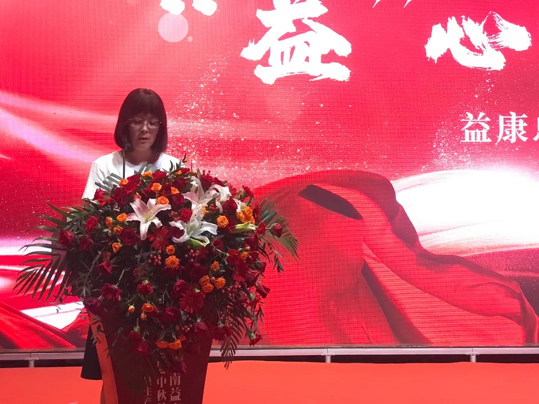 益康超市副總經(jīng)理徐華宣讀2024年中秋銷售獎(jiǎng)勵(lì)政策