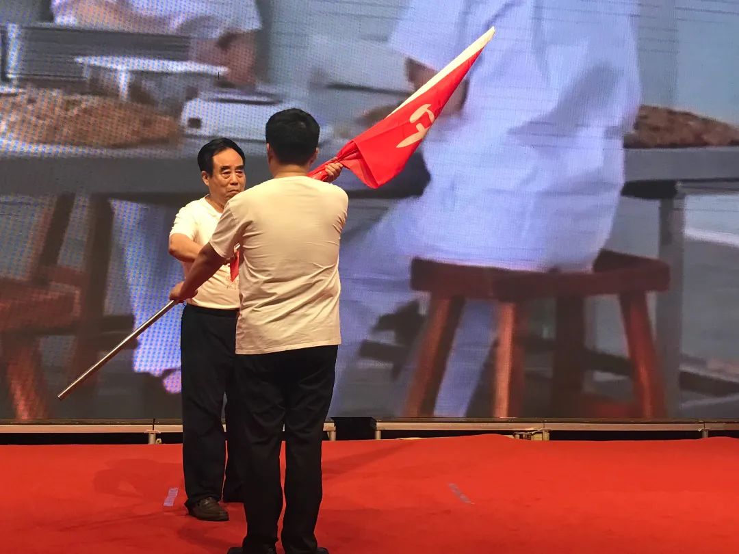 濟(jì)南益康總公司黨委書記、董事長(zhǎng)王忠本  授予總經(jīng)理何海波&ldquo;中秋必勝&rdquo;大旗