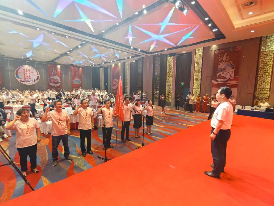 經(jīng)營(yíng)管理團(tuán)隊(duì)帶領(lǐng)全體員工向董事長(zhǎng)宣誓