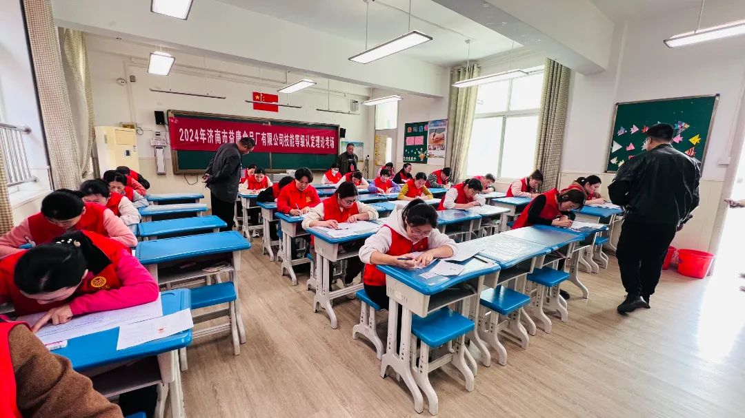 理論考試現(xiàn)場 理論考試現(xiàn)場