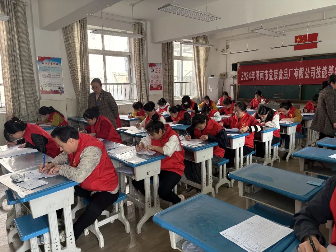 理論考試現(xiàn)場 理論考試現(xiàn)場